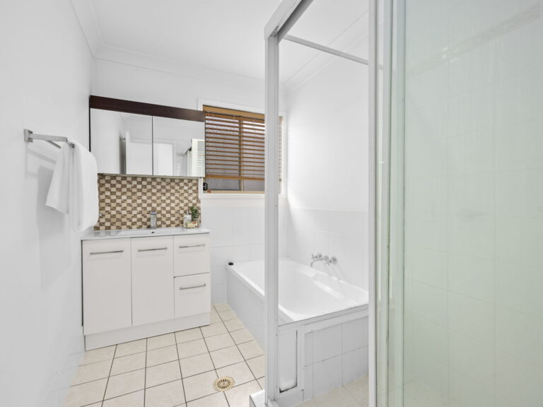 19 Homebush Crescent, Sinnamon Park, QLD 4073