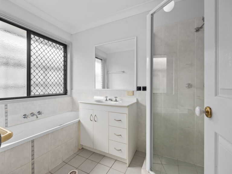9 Banbury Close, Bundamba QLD 4304