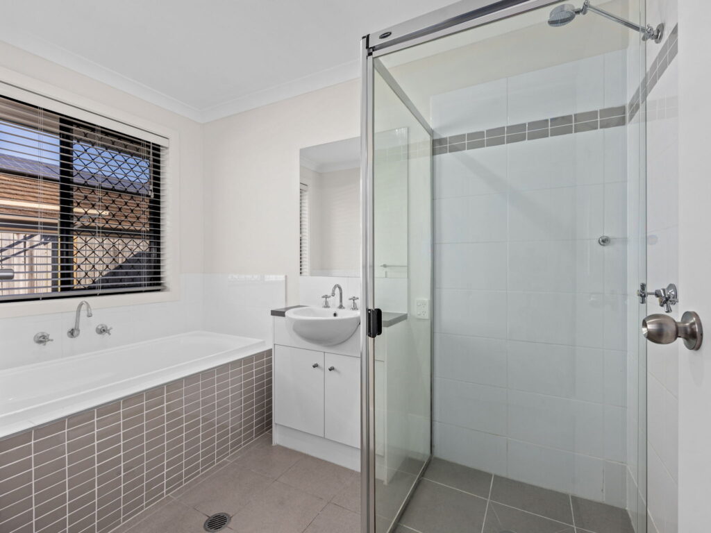7 Pleasant Drive, Redbank Plains, QLD 4301