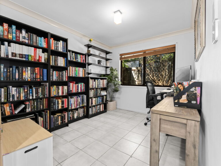 11 Crestwood Drive, Camira, QLD 4300