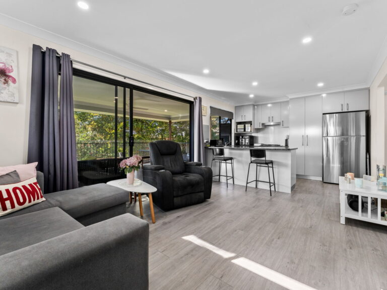11 Crestwood Drive, Camira, QLD 4300