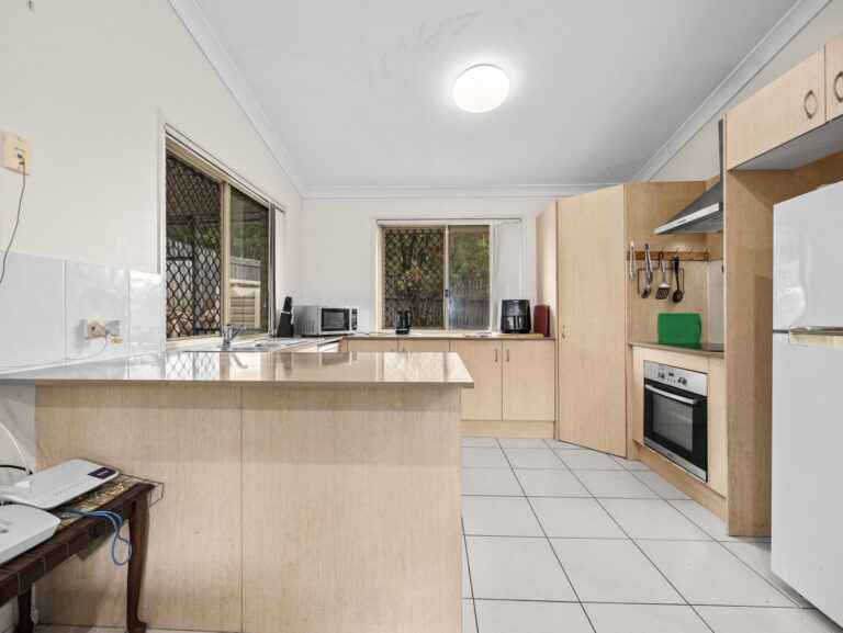 31 Dornoch Crescent, Raceview, QLD 4305