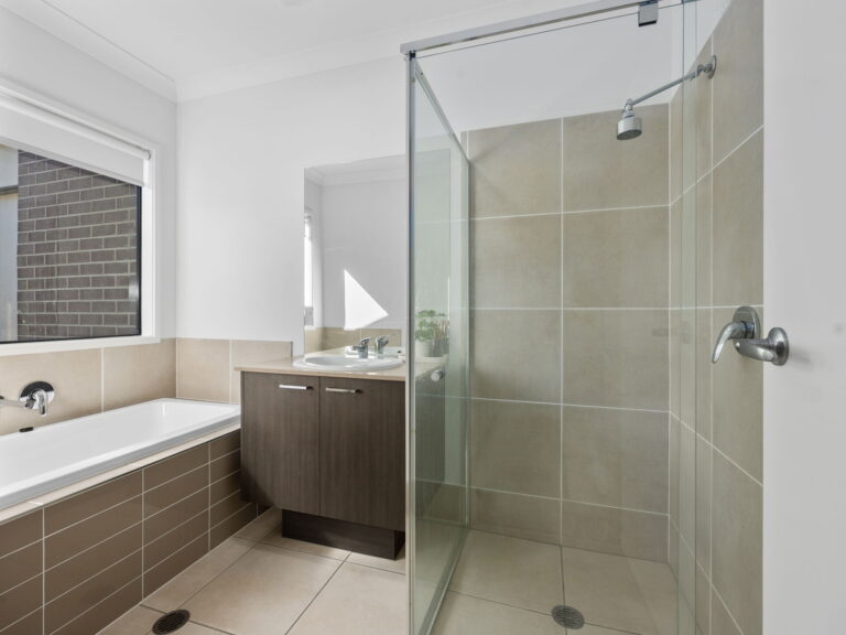 64 Niels Crescent, Park Ridge, QLD 4125