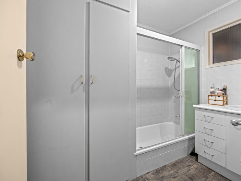 118 Cemetery Road, Raceview, QLD 4305