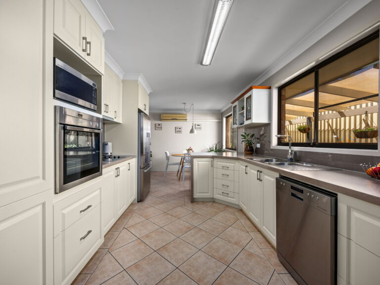 6 Alfred Place, Flinders View, QLD 4305