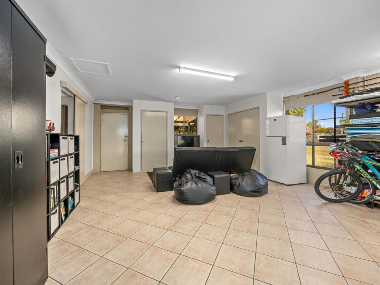 6 Alfred Place, Flinders View, QLD 4305