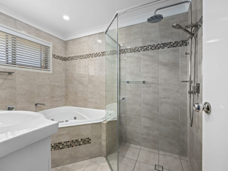 6 Alfred Place, Flinders View, QLD 4305