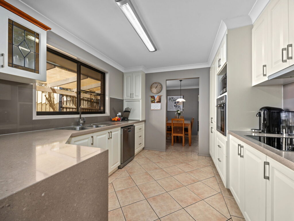 6 Alfred Place, Flinders View, QLD 4305