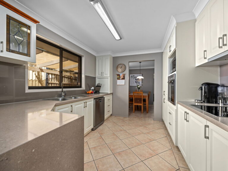 6 Alfred Place, Flinders View, QLD 4305