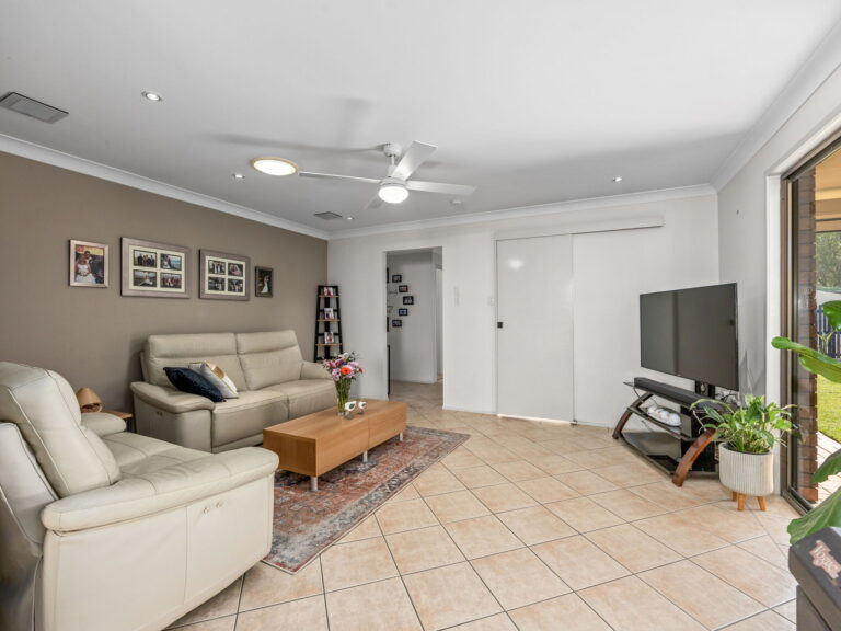 6 Alfred Place, Flinders View, QLD 4305