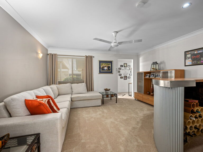6 Alfred Place, Flinders View, QLD 4305