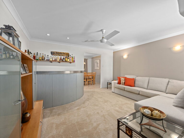 6 Alfred Place, Flinders View, QLD 4305