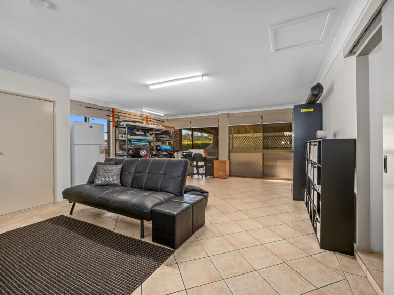 6 Alfred Place, Flinders View, QLD 4305